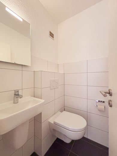 Direkt einziehen und wohlfühlen: helle 3-Zimmer-Wohnung mit Südbalkon und Tiefgarage, WI Nordenstadt – Gäste-WC