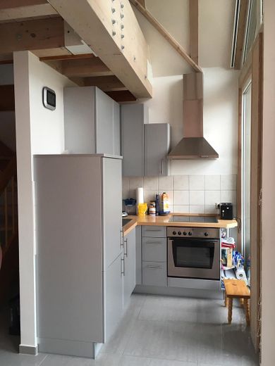 Komfortabel ausgestattete Maisonettewohnung/ Galeriewohnung 1,5 Zimmer mit Balkon – Küche