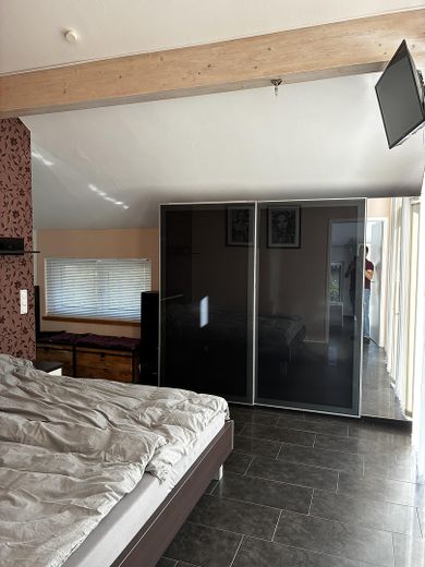 Casa moderna con un gran jardín – Elternschlafzimmer