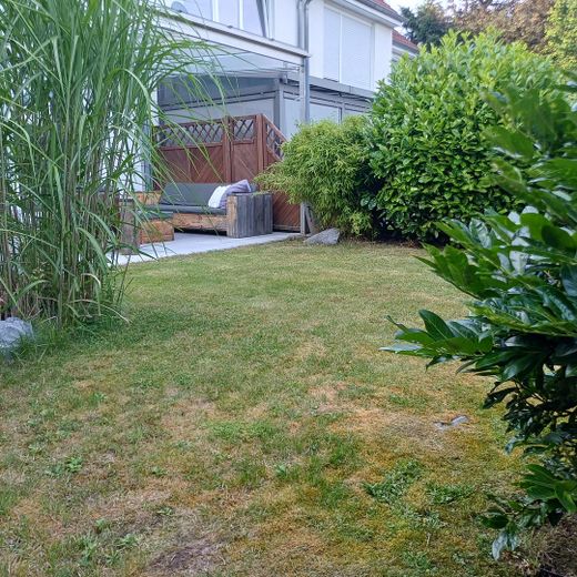 Gepflegtes Reihenendhaus mit schönem Garten, überdachter Terrasse, Kamin und Carport – Blick in den oberen Garten (1)