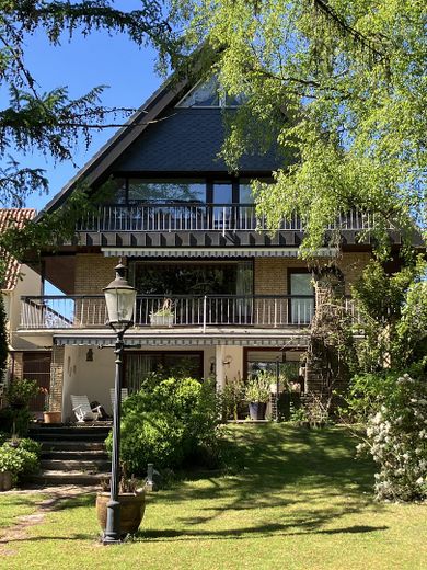 Architektoniczny klasyk z potencjałem w centralnej lokalizacji – Hausansicht Gartenseite