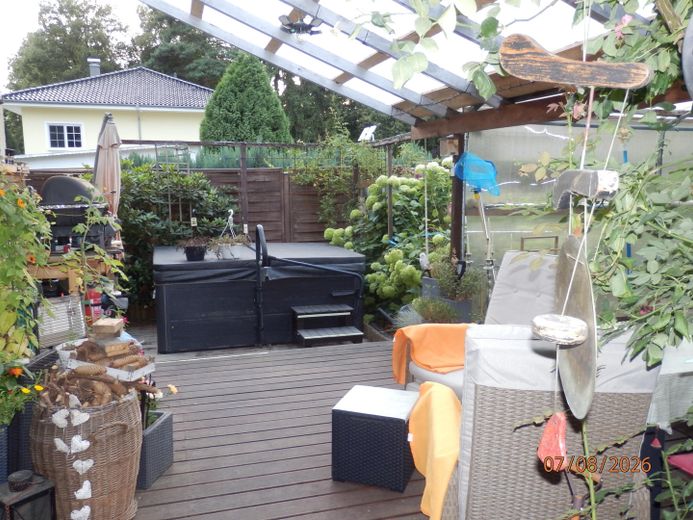 Einfamilienhaus mit Pool & Saunahaus und viel Privatsphäre – Whirlpool