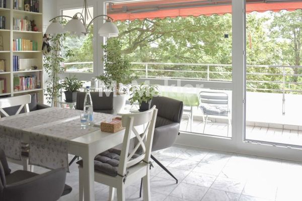 Posizione ai margini del bosco a Heidelberg: 3 locali, 92 m², cucina componibile, ascensore, 2 bagni, loggia con vista panoramica, posto auto