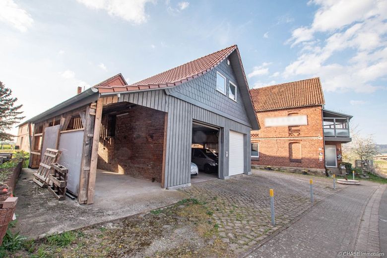Einmalige Gelegenheit: Sanierte Mühle und Scheune in direkter Weserlage - Wohnen in H.O., Fuhlen! – Außenansicht Vorne_Carport