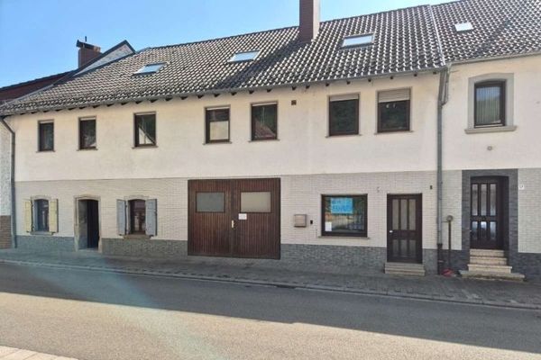 Wszechstronny dom dwurodzinny z możliwością prowadzenia działalności gospodarczej, licznymi miejscami parkingowymi i idyllicznym ogrodem