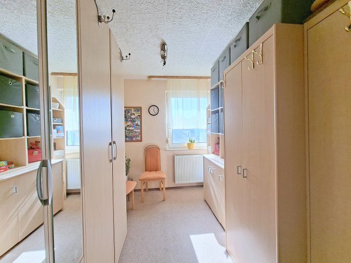 Freistehendes Zweifamilienhaus in Rumpenheim 7,5 Zimmer, 3 Bäder, gr. Garten, Garage, Ausbau möglich – OG Ankleidezimmer