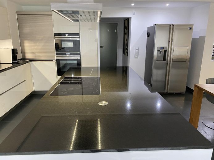 Esclusivo appartamento di 6 locali, 304 mq/KB/Garage/Terrazza/Giardino – Küche