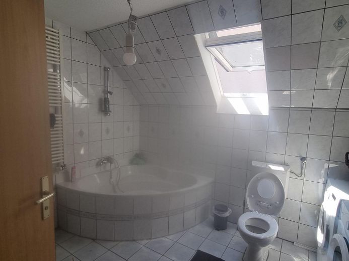 Großzügiges Einfamilienhaus über mehrere Ebenen – Bad mit WC