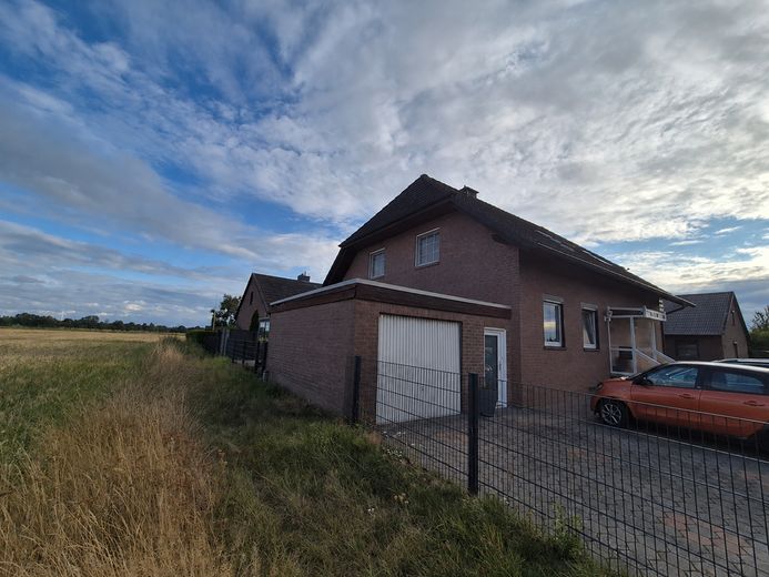 Großzügiges Zweifamilienhaus in ruhiger Feldrandlage mit Sommergarten, Balkon, Terrasse & Garage – Foto 2
