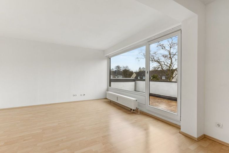 Modernisierte 3-Zimmer-Wohnung mit Tiefgaragenstellplatz in
bester Lage von HH-Meiendorf – Wohnzimmer