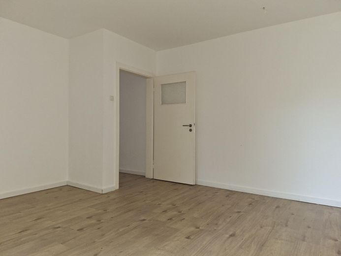 Modernisierte Wohnung mit 2,5 Zimmern, Balkon und Garten (Unterstr. 72) – Wohnzimmer mit Balkon