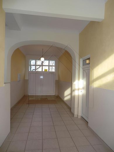 Altbauflair in Wilmersdorf: Saniertes 2,5-Zimmer-Apartment – Hauseingangsbereich