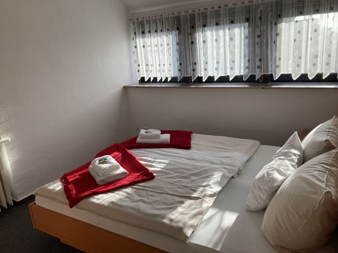 Kaffeekultur trifft Übernachtungskomfort in Bad Oeynhausen – Schlafzimmer
