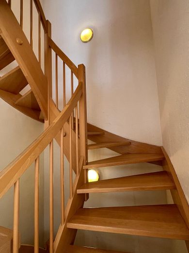 Traumhaftes Haus sucht liebevolle Familie mit Kindern – Massivholztreppe Buche