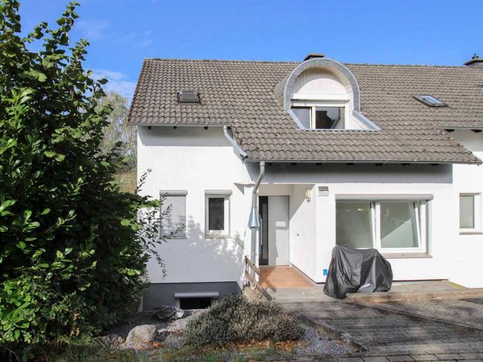 Viel Platz auf drei Etagen – Reihenendhaus mit Potenzial in Dagobertshausen – Foto 1
