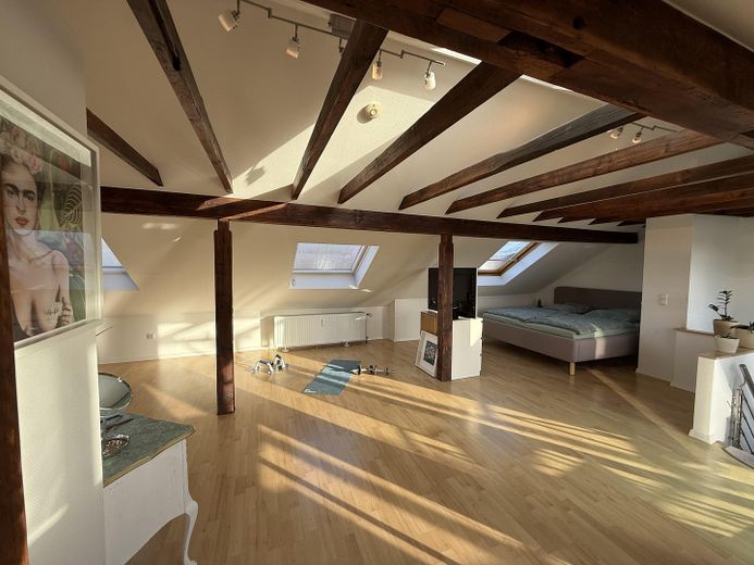 Maisonette de estilo antiguo inundada de luz, con chimenea, aire acondicionado y un ambiente residencial tranquilo – Schlafzimmer