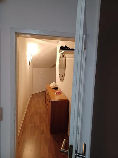 Appartement mansardé central de 3 pièces (env. 83 m²) avec climatisation et emplacement de stationnement – Einrichtung des Vormieters