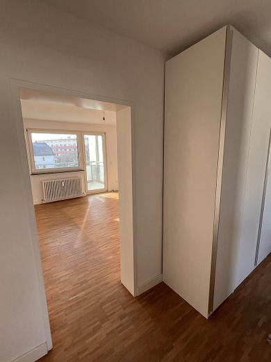 Modernisierte, helle 2-Zimmer-Wohnung mit Wohnküche – Wohnzimmer | Flur