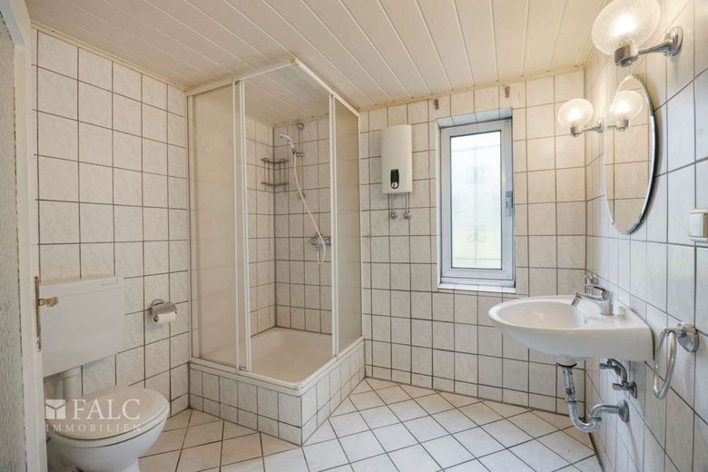 Charmantes sanierungsbedürftiges Einfamilienhaus mit Potenzial in ruhiger Lage von Worringen – Badezimmer