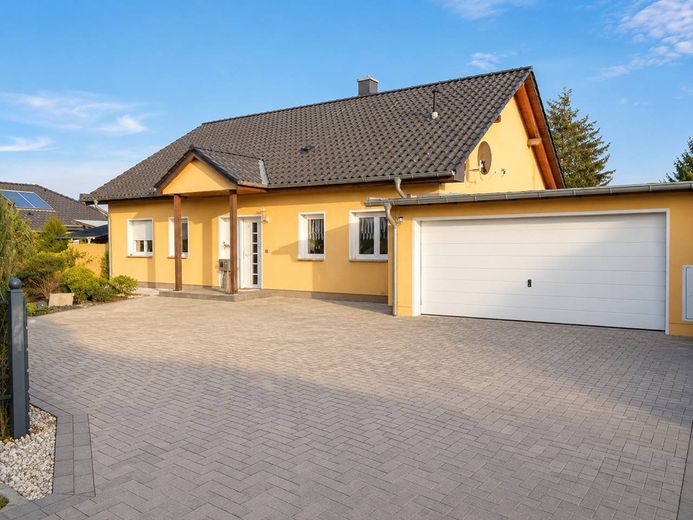 Ohne Makler - Modernes Einfamilienhaus mit Doppelgarage – Foto 1