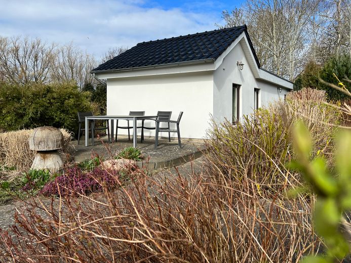 Ferieninvestment + Lebensperspektive + Land auf Rügen – Gartenhaus und Terrasse