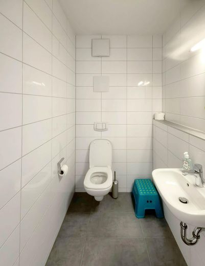 Moderno, senza barriere, esclusivo: fantastico appartamento di 4 locali a Pattonville – Gäste WC
