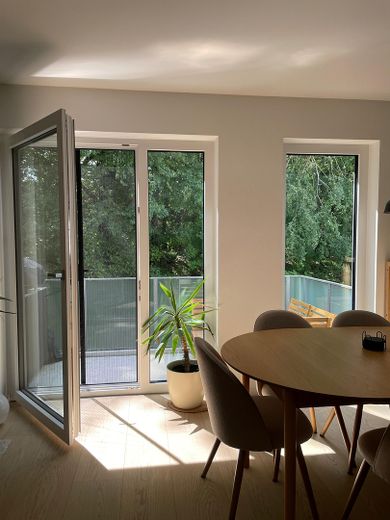 Design trifft Nachhaltigkeit: Exklusive 3-Zimmer-Neubauwohnung mit Kochinsel & PV-Anlage – Open Space Wohnbereich zum Bal