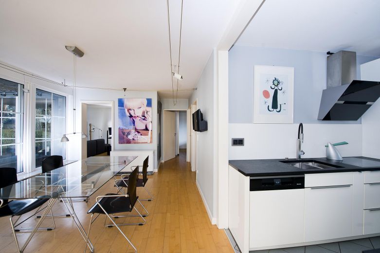 Haus im Bungalowstil als Fertigbau mit Pool, Nebengelass und großem Grundstück – offene Küche mit Esszimmer 