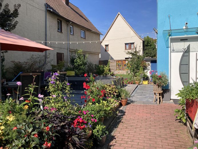 Modernes Wohnjuwel-komfortabel und effizient im Herzen von Offenbach Bürgel – Blick in den Garten