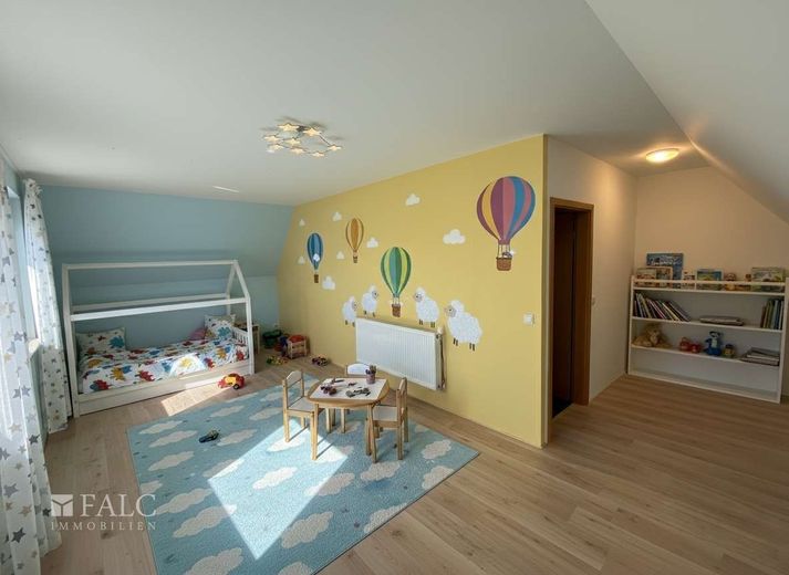 Seltenes EFH-Angebot in Biesdorf: Bj. 2015, Indoor-Pool, Sauna, PV-Speicher - jetzt 675.000 EUR – Kinderzimmer OG (KI Visualisierung)