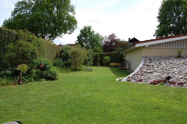 Ihr privates Zuhause in Weilheim – großzügiger Garten, stilvolles Wohnen & viel Privatsphäre – Blick in den Garten