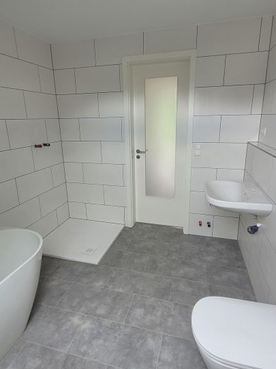 Stadtgrenze Bonn: neue 3-Zimmer-Wohnung in alten Mauern – Bad