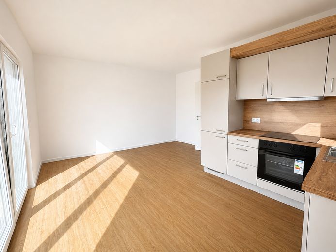 Erstbezug im Neubau! Moderne 2-Zimmer Wohnung mit QNG-Plus Siegel und Einbauküche! – Wohnzimmer