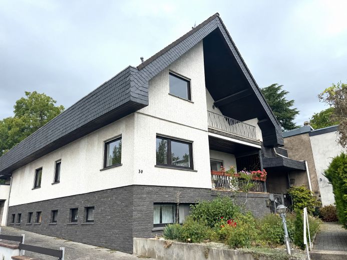 Vielseitiges Mehrfamilienhaus mit 3 Einheiten & attraktivem Baugrundstück – Außenansicht