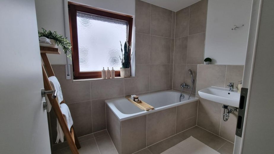 Ein Zuhause zum Wohlfühlen – frisch renovierte Dachgeschosswohnung im Bochumer Süden – Bad 