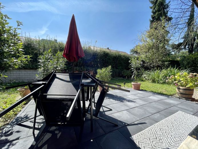 Fröndenberg-Frömern: Freistehender Bungalow mit Garage in familienfreundlicher Lage! – Terrasse und Garten