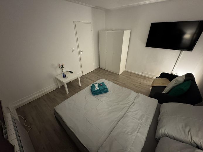 Stuttgart’ta %8 brüt getiri! Tamamen kiralanmış, 5 odalı WG yatırımı ve üst düzey nakit akışı – Zimmer 1