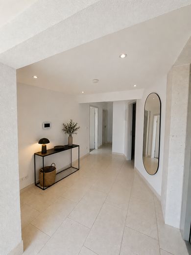 Casa nella casa con piscina, terrazza sul tetto e ascensore privato - Traunstein – Heller Flurbereich im DG