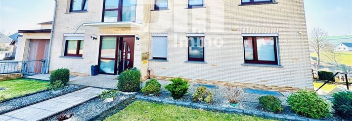 Casa unifamiliare/bifamiliare modernizzata, inclusi impianto fotovoltaico + 
garage su un terreno da sogno – Titel Frontansicht