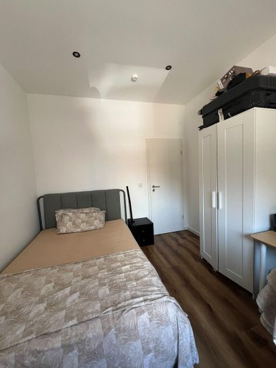 Renoviertes, möbliertes WG-Zimmer in 4er-WG mit Balkon! – Zimmer