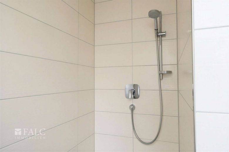 Klimaanlage + Komfort auf 149 m² im 1. OG , 5 Zimmer, Doppelcarport, HG nur 430,- – Badezimmer 1