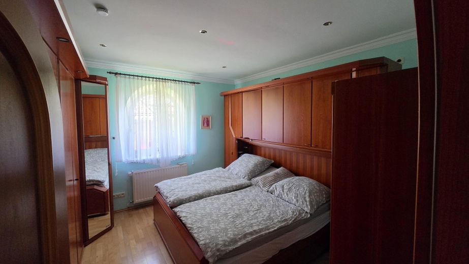 Provisionsfreies, schönes Haus mit Hauptwohnung + 2 Einliegerwohnungen. Mit schönem Garten – Schlafzimmer 1