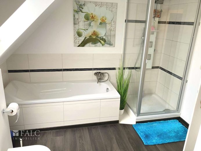 ***Ihr neues Zuhause: Einfamilienhaus mit Gartenidylle und viel Platz für die ganze Familie*** – Badezimmer