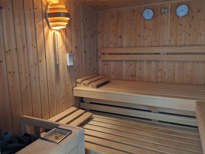Dom jednorodzinny/wielorodzinny do mieszkania i pracy z zatwierdzonym mieszkaniem wakacyjnym i studiem – Sauna