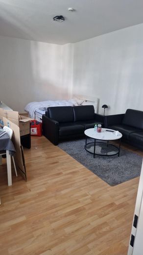 ruhige große 1 Zimmer Wohnung im Innenhof – Zimmer