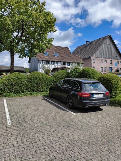 Appartement en copropriété solide de 2 pièces avec loggia et vue imprenable dans un emplacement calme – Eigener Pkw-Abstellplatz