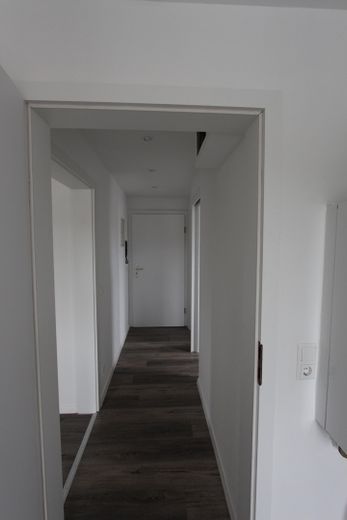 Schöne 2-Zi-Dachgeschosswohnung & großzügiger Hobbyraum - Erstbezug nach Renovierung! – Flur