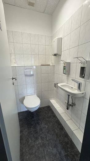 WC Damen EG links