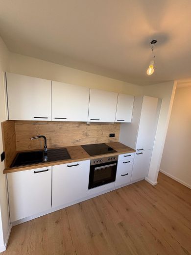 Première occupation après rénovation complète : appartement lumineux de 3,5 pièces avec 2 balcons, cuisine équipée et garage en sous-sol – Küche