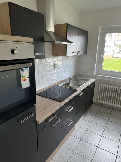 luminoso appartamento ristrutturato di 3 locali con cucina componibile, balcone e posto auto – Küche 3 (Muster)
